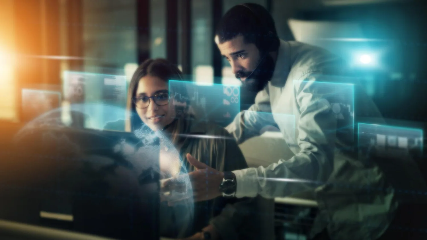 Analisti di cybersicurezza al lavoro su sistemi e dati