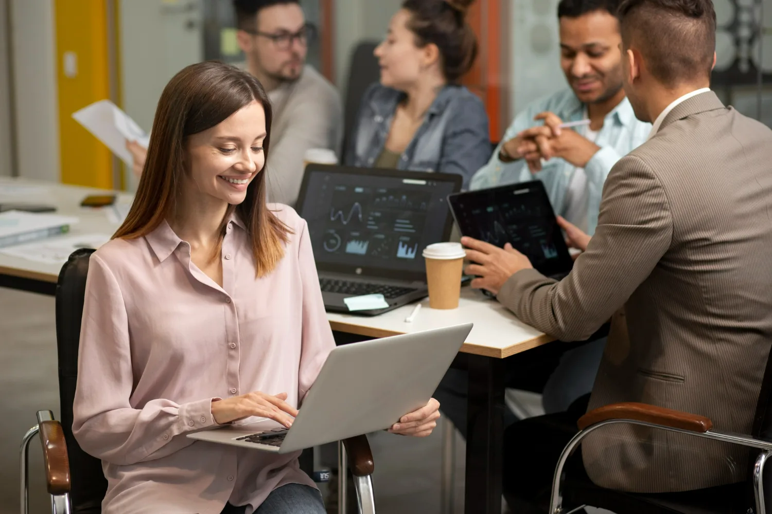 Professionisti che valutano la conformità digitale della propria azienda